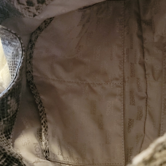 Michael Kors bag with gold MK logo in strap - Picture 5 of 8